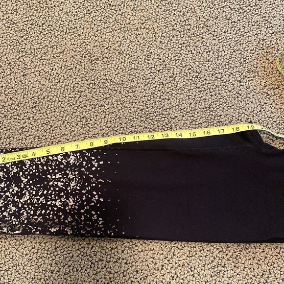 Spanx Capris Black w/ Gold Flecks Leggings Size Medium in EUC - Picture 8 of 8